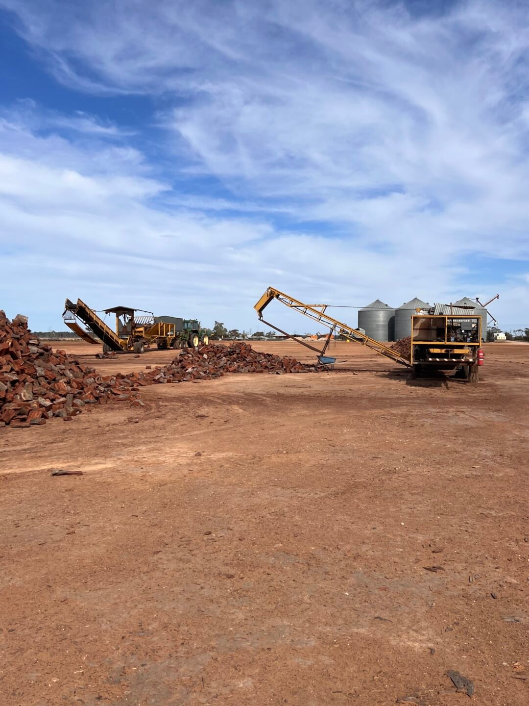 Delphine et Ro ferme de bois Australie loader PVT Mildura