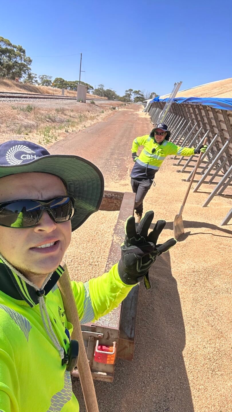 Noa et Lilian RPO ferme de grain CBH Australie gilet jaune PVT Western Australia